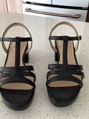 Life Stride Black T-Strap Block Heel Sandals